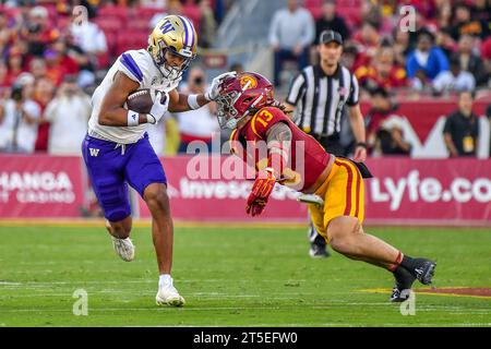 Los Angeles, CA. 4th Nov, 2023. Washington Huskies wide receiver Rome Odunze (1) runs in action as USC Trojans linebacker Mason Cobb (13) defends in the first quarter during the NCAA Football game between the USC Trojans and the Washington Huskies at the Coliseum in Los Angeles, California.Mandatory Photo Credit: Louis Lopez/Cal Sport Media/Alamy Live News Stock Photo