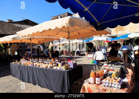 Market in the bastide town of Monpazier. Market day on the Place des Cornières (central square) of the bastide town of Monpazier in Périgord. The hist Stock Photo