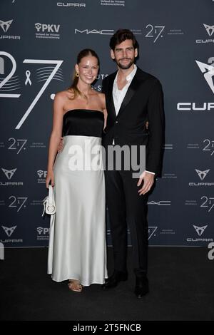 Alvaro Soler und seine Ehefrau Melanie Kroll bei der Ankunft Operngala ...