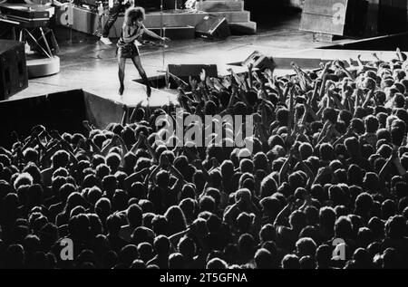 RECORD DATE NOT STATED Die amerikanische Sängerin Tina Turner bei einem Auftritt in der Schleyerhalle Stuttgart in den 1980er Jahren Credit: Imago/Alamy Live News Stock Photo