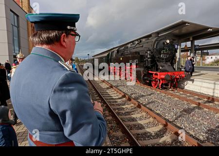 Blankenburg, Germany. 05th Nov, 2023. Railroad fan Winfried Rettig stands in the historic uniform of a royal Prussian railroad master during a special trip with an old steam locomotive at Halberstadt station. The special trip with steam locomotive 95 027 was organized to celebrate the 100th birthday of the steam locomotive. The Rübelandbahn working group had the historic steam locomotive run from Blankenburg to Halberstadt on two days. Credit: Matthias Bein/dpa/Alamy Live News Stock Photo