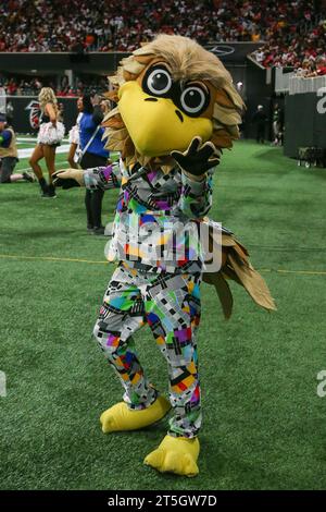 Atlanta, Georgia, USA. 15th Oct, 2023. Atlanta Falcons mascot Freddie Falcon during the game against the Washington Commanders at Mercedes-Benz Stadium. (Credit Image: © Debby Wong/ZUMA Press Wire) EDITORIAL USAGE ONLY! Not for Commercial USAGE! Stock Photo