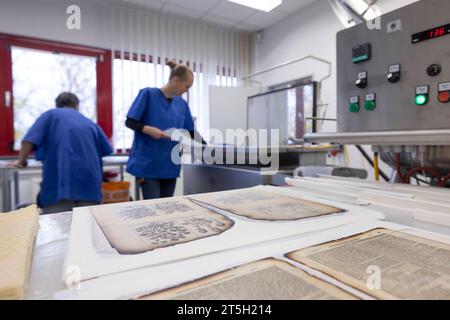 Papierwerkstatt der Klassik-Stiftung der Anna-Amalai-Bibliothek in Weimar, Thueringen Foto vom 02.11.2023. In der Restaurierungswerkstatt werden mehr als 1, 5 Millionen Buchseiten und Tausende Dokumente restauriert. Viele von ihnen fielen dem Feuer der Bibliothek im Jahr 2004 zum Opfer. Siehe epd-Bericht vom 05.11.2023 EDITORIAL USE ONLY *** Paper workshop of the Classical Foundation of the Anna Amalai Library in Weimar, Thuringia Photo from 02 11 2023 More than 1.5 million book pages and thousands of documents are being restored in the restoration workshop Many of them fell victim to the libr Stock Photo