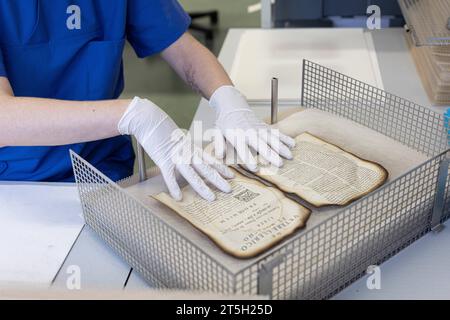 Papierwerkstatt der Klassik-Stiftung der Anna-Amalai-Bibliothek in Weimar, Thueringen Foto vom 02.11.2023. In der Restaurierungswerkstatt werden mehr als 1, 5 Millionen Buchseiten und Tausende Dokumente restauriert. Viele von ihnen fielen dem Feuer der Bibliothek im Jahr 2004 zum Opfer. Siehe epd-Bericht vom 05.11.2023 EDITORIAL USE ONLY *** Paper workshop of the Classical Foundation of the Anna Amalai Library in Weimar, Thuringia Photo from 02 11 2023 More than 1.5 million book pages and thousands of documents are being restored in the restoration workshop Many of them fell victim to the libr Stock Photo