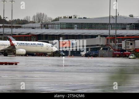 Nach 18 Stunden wurde am Sonntagnachmittag gegen 14.30 Uhr die Geiselnahme am Hamburger Flughafen friedlich beendet. Der 35-jährige Vater/Täter verließ mit seiner vierjährigen Tochter das Fahrzeug, mit dem er zunächst ein Tor am Flughafen Hamburg durchbrochen hatte. Polizisten hatten das Flugzeug der Turkish Airlines umstellt, unter der Maschine stand der Wagen. Der Mann soll gefordert haben, mit seiner Tochter ausgeflogen zu werden. Letztlich verließ er das Auto übergab seine Tochter den Polizeibeamten und legte sich auf Rollfeld. Dort wurde er von Polizisten einer Spezialeinheit widerstandsl Stock Photo