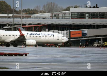 Nach 18 Stunden wurde am Sonntagnachmittag gegen 14.30 Uhr die Geiselnahme am Hamburger Flughafen friedlich beendet. Der 35-jährige Vater/Täter verließ mit seiner vierjährigen Tochter das Fahrzeug, mit dem er zunächst ein Tor am Flughafen Hamburg durchbrochen hatte. Polizisten hatten das Flugzeug der Turkish Airlines umstellt, unter der Maschine stand der Wagen. Der Mann soll gefordert haben, mit seiner Tochter ausgeflogen zu werden. Letztlich verließ er das Auto übergab seine Tochter den Polizeibeamten und legte sich auf Rollfeld. Dort wurde er von Polizisten einer Spezialeinheit widerstandsl Stock Photo