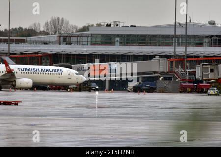 Nach 18 Stunden wurde am Sonntagnachmittag gegen 14.30 Uhr die Geiselnahme am Hamburger Flughafen friedlich beendet. Der 35-jährige Vater/Täter verließ mit seiner vierjährigen Tochter das Fahrzeug, mit dem er zunächst ein Tor am Flughafen Hamburg durchbrochen hatte. Polizisten hatten das Flugzeug der Turkish Airlines umstellt, unter der Maschine stand der Wagen. Der Mann soll gefordert haben, mit seiner Tochter ausgeflogen zu werden. Letztlich verließ er das Auto übergab seine Tochter den Polizeibeamten und legte sich auf Rollfeld. Dort wurde er von Polizisten einer Spezialeinheit widerstandsl Stock Photo