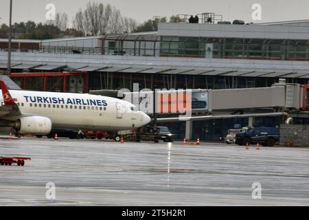 Nach 18 Stunden wurde am Sonntagnachmittag gegen 14.30 Uhr die Geiselnahme am Hamburger Flughafen friedlich beendet. Der 35-jährige Vater/Täter verließ mit seiner vierjährigen Tochter das Fahrzeug, mit dem er zunächst ein Tor am Flughafen Hamburg durchbrochen hatte. Polizisten hatten das Flugzeug der Turkish Airlines umstellt, unter der Maschine stand der Wagen. Der Mann soll gefordert haben, mit seiner Tochter ausgeflogen zu werden. Letztlich verließ er das Auto übergab seine Tochter den Polizeibeamten und legte sich auf Rollfeld. Dort wurde er von Polizisten einer Spezialeinheit widerstandsl Stock Photo