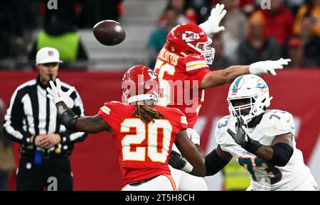 Frankfurt, Germany. 05 November 2023. 05 November 2023, Hesse, Frankfurt/Main: American football: NFL professional league, Kansas City Chiefs - Miami Dolphins, main round, main round games, matchday 9, at Deutsche Bank Park. Guard Austin Jackson (r) of the Dolphins in action against the Chiefs players, safety Justin Reid (M) and defensive end George Karlaftis (back r). Photo: Arne Dedert/dpa Credit: dpa picture alliance/Alamy Live News Stock Photo