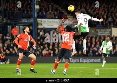 Liverpool's Darwin Nunez (right) attempts a header towards goal during the Premier League match at Kenilworth Road, Luton. Picture date: Sunday November 5, 2023. Stock Photo