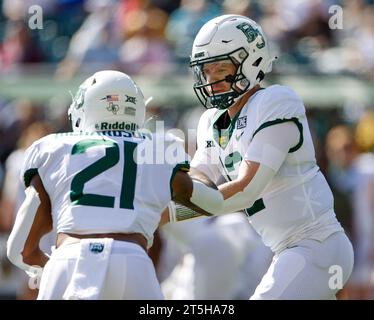 November 4, 2023: Baylor quarterback Blake Shapen (12) hands the ball off to running back Stacy Sneed (21) during a Big 12 college football game between the Baylor Bears and the Houston Cougars on November 4, 2023 in Waco, Texas. Houston won, 25-24, in overtime. (Credit Image: © Scott Coleman/ZUMA Press Wire) EDITORIAL USAGE ONLY! Not for Commercial USAGE! Stock Photo