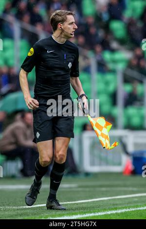 Groningen, Netherlands. 05th Nov, 2023. GRONINGEN, NETHERLANDS - NOVEMBER 5: assistant referee Erik Koopman reacts during the Dutch Keuken Kampioen Divisie match between FC Groningen and FC Dordrecht at Euroborg on November 5, 2023 in Groningen, Netherlands (Photo by Pieter van der Woude/ Orange Pictures) Credit: Orange Pics BV/Alamy Live News Stock Photo