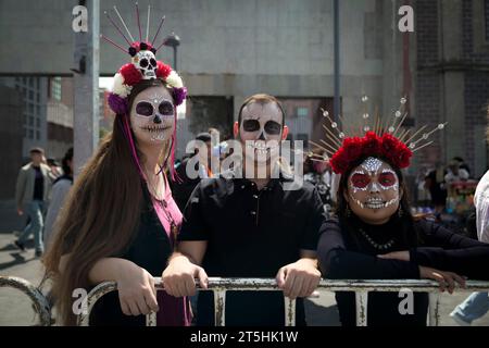 Mexico, Mexico. 04th Nov, 2023. People with make up pose during the Day of the Dead Parade. Every year, the Day of the Dead Parade is held in Mexico City, a celebration that brings together national visitors and thousands of tourists to learn about the country's traditions on these commemorative dates for the deceased. Credit: SOPA Images Limited/Alamy Live News Stock Photo