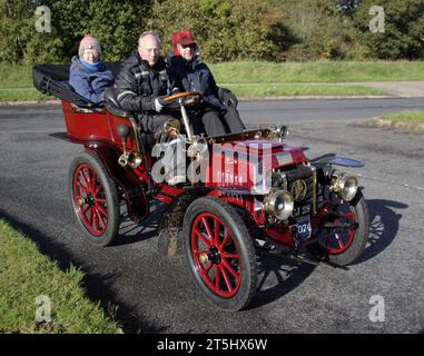 1901 Panhard et Levassor taking part in the 2023 London to Brighton veteran car run Stock Photo