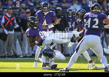 Seattle Seahawks safety Julian Love (20) runs with the ball