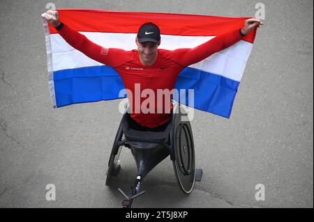 New York, USA. 05th Nov, 2023. Jetze Plat of Netherlands hols his country's flag while celebrating 3rd place in the TCS New York City Marathon, New York, NY, November 5, 2023. (Photo by Anthony Behar/Sipa USA) Credit: Sipa USA/Alamy Live News Stock Photo