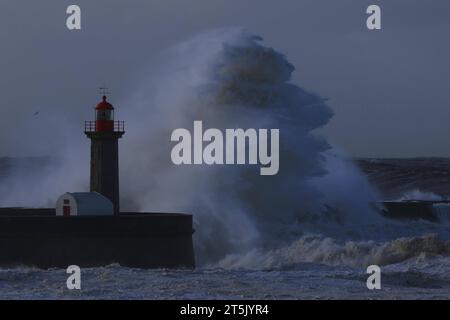 PRT - PORTUGAL/CLIMATE - INTERNATIONAL PRT - PORTUGAL/WEATHER - INTERNATIONAL - Bad weather causes strong waves in the sea at Farol de Felgueiras, located in Foz do Ouro, in Porto, Portugal, this Sunday, 05. 05/11/2023 - Photo: RAURINO MONTEIRO/ATO PRESS/ STATE CONTENT PRT - PORTUGAL/CLIMATE - INTERNATIONAL Harbor Copyright: xRaurinoxMonteirox Credit: Imago/Alamy Live News Stock Photo