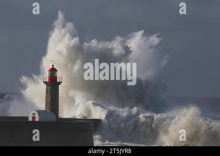 PRT - PORTUGAL/CLIMATE - INTERNATIONAL PRT - PORTUGAL/WEATHER - INTERNATIONAL - Bad weather causes strong waves in the sea at Farol de Felgueiras, located in Foz do Ouro, in Porto, Portugal, this Sunday, 05. 05/11/2023 - Photo: RAURINO MONTEIRO/ATO PRESS/ STATE CONTENT PRT - PORTUGAL/CLIMATE - INTERNATIONAL Harbor Copyright: xRaurinoxMonteirox Credit: Imago/Alamy Live News Stock Photo