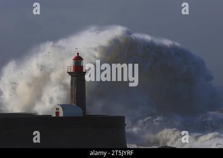 PRT - PORTUGAL/CLIMATE - INTERNATIONAL PRT - PORTUGAL/WEATHER - INTERNATIONAL - Bad weather causes strong waves in the sea at Farol de Felgueiras, located in Foz do Ouro, in Porto, Portugal, this Sunday, 05. 05/11/2023 - Photo: RAURINO MONTEIRO/ATO PRESS/ STATE CONTENT PRT - PORTUGAL/CLIMATE - INTERNATIONAL Harbor Copyright: xRaurinoxMonteirox Credit: Imago/Alamy Live News Stock Photo