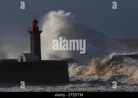 PRT - PORTUGAL/CLIMATE - INTERNATIONAL PRT - PORTUGAL/WEATHER - INTERNATIONAL - Bad weather causes strong waves in the sea at Farol de Felgueiras, located in Foz do Ouro, in Porto, Portugal, this Sunday, 05. 05/11/2023 - Photo: RAURINO MONTEIRO/ATO PRESS/ STATE CONTENT PRT - PORTUGAL/CLIMATE - INTERNATIONAL Harbor Copyright: xRaurinoxMonteirox Credit: Imago/Alamy Live News Stock Photo