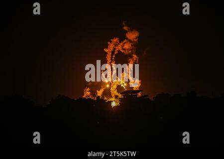 Gaza City. 6th Nov, 2023. This photo taken on Nov. 5, 2023 shows flares falling in Gaza City. Israel's military said its forces reached on Sunday the coast of Gaza City and encircled Hamas in the city, as the Palestinian death toll in the enclave rose to 9,770 amid Israel's relentless bombardment. Credit: Xinhua/Alamy Live News Stock Photo