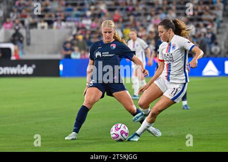 San Diego, California, USA. 05th Nov, 2023. San Diego Wave FC forward Makenzy Doniak (15) and OL Reign defender Sofia Huerta (11) battle for the ball during a NWSL soccer playoff match between OL Reign and the San Diego Wave FC at Snapdragon Stadium in San Diego, California. Justin Fine/CSM (Credit Image: © Justin Fine/Cal Sport Media). Credit: csm/Alamy Live News Stock Photo