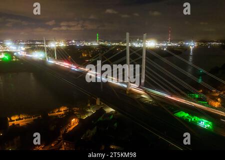 Duisburg, Germany. 06th Nov, 2023. Vehicles drive over the new Rhine bridge on Monday morning with the lights switched on, in front of the old Rhine bridge, which is no longer in operation. The closure of the Rhine bridge on the A40 in Duisburg comes to an end. The newly built Rhine bridge is now in operation. The old bridge is no longer safe to drive on after the truck weighing systems were dismantled. Credit: Christoph Reichwein/dpa/Ģ����ý Live News Stock Photo