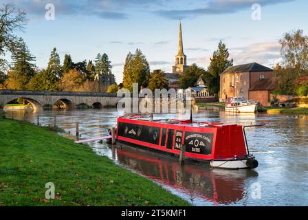 Narrowboat on the Flooded River Thames in the Autumn. Wallingford, Oxfordshire, England Stock Photo