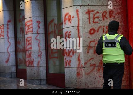 November 2, 2023, London, United Kingdom: A security guard stands and looks at the pro-Palestinian graffiti on the exterior of the building. Activists from Palestine Action occupy and target Italian arms industry giant Leonardo at their London headquarters and shut them down. Leonardo supply Israel with fighter jets and weaponry that are currently being used in Gaza. Palestine Action demands that arms companies providing weapons for Israel shut down permanently. They have announced that companies selling weapons to the Israeli Defence Force and their partner companies will be targeted with dir Stock Photo