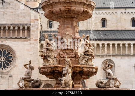 Neptunbrunnen vor dem Dom am Domplatz in Trient, Trentino, Italien, Europa |  Fountain of Neptune and the Cathedral on Piazza Duomo  in Trento, Trenti Stock Photo