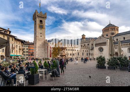 Gastronomie auf dem Domplatz mit dem Palazzo Pretorio, dem Dom und dem Neptunbrunnen in Trient, Trentino, Italien, Europa |  Restaurant on Piazza Duom Stock Photo