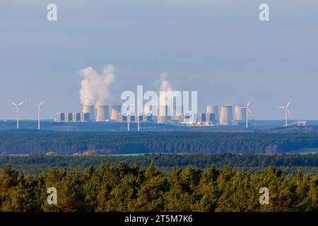 Braunkohlekraftwerk Jaenschwalde DEU/Deutschland/Brandenburg/Bohsdorf, 04.11.2023, Das Braunkohlekraftwerk Jaenschwalde LEAG und Windraeder sind am Horizont zu sehen, Blick vom Aussichtsturm Bohsdorf Felixsee zum Kraftwerk. *** Lignite-fired power plant Jaenschwalde DEU Germany Brandenburg Bohsdorf, 04 11 2023, The lignite-fired power plant Jaenschwalde LEAG and wind turbines can be seen on the horizon, view from the observation tower Bohsdorf Felixsee to the power plant AF IMG 18194.jpeg Credit: Imago/Alamy Live News Stock Photo