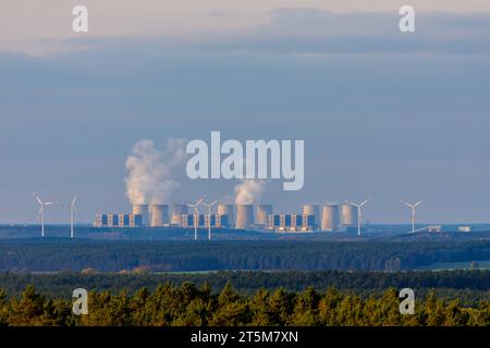 Braunkohlekraftwerk Jaenschwalde DEU/Deutschland/Brandenburg/Bohsdorf, 04.11.2023, Das Braunkohlekraftwerk Jaenschwalde LEAG und Windraeder sind am Horizont zu sehen, Blick vom Aussichtsturm Bohsdorf Felixsee zum Kraftwerk. *** Lignite-fired power plant Jaenschwalde DEU Germany Brandenburg Bohsdorf, 04 11 2023, The lignite-fired power plant Jaenschwalde LEAG and wind turbines can be seen on the horizon, view from the observation tower Bohsdorf Felixsee to the power plant AF IMG 18199.jpeg Credit: Imago/Alamy Live News Stock Photo