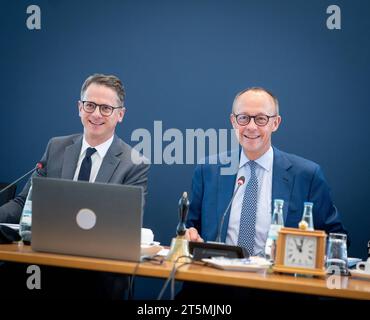 CDU Deutschlands - Bundesvorstandssitzung - Auftaktbilder - Carsten Linnemann, Generaksekretär, Friedrich Merz, Parteivorsitzender von linksCDU Deutschlands - Bundesvorstandssitzung - Auftaktbilder - Carsten Linnemann, Generaksekretär, Friedrich Merz, Parteivorsitzender von links, Berlin Berlin Deutschland Konrad-Adenauer-Haus *** CDU Deutschlands Bundesvorstandssitzung Auftaktbilder Carsten Linnemann, Secretary General, Friedrich Merz, Party Chairman from left CDU Deutschlands Bundesvorstandssitzung Auftaktbilder Carsten Linnemann, Secretary General, Friedrich Merz, Party Chairman from left , Stock Photo