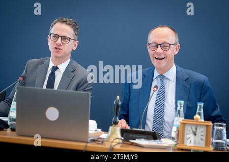 CDU Deutschlands - Bundesvorstandssitzung - Auftaktbilder - Carsten Linnemann, Generaksekretär, Friedrich Merz, Parteivorsitzender von linksCDU Deutschlands - Bundesvorstandssitzung - Auftaktbilder - Carsten Linnemann, Generaksekretär, Friedrich Merz, Parteivorsitzender von links, Berlin Berlin Deutschland Konrad-Adenauer-Haus *** CDU Deutschlands Bundesvorstandssitzung Auftaktbilder Carsten Linnemann, Secretary General, Friedrich Merz, Party Chairman from left CDU Deutschlands Bundesvorstandssitzung Auftaktbilder Carsten Linnemann, Secretary General, Friedrich Merz, Party Chairman from left , Stock Photo