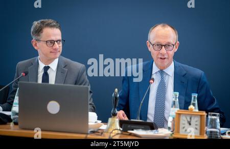 CDU Deutschlands - Bundesvorstandssitzung - Auftaktbilder - Carsten Linnemann, Generaksekretär, Friedrich Merz, Parteivorsitzender von linksCDU Deutschlands - Bundesvorstandssitzung - Auftaktbilder - Carsten Linnemann, Generaksekretär, Friedrich Merz, Parteivorsitzender von links, Berlin Berlin Deutschland Konrad-Adenauer-Haus *** CDU Deutschlands Bundesvorstandssitzung Auftaktbilder Carsten Linnemann, Secretary General, Friedrich Merz, Party Chairman from left CDU Deutschlands Bundesvorstandssitzung Auftaktbilder Carsten Linnemann, Secretary General, Friedrich Merz, Party Chairman from left , Stock Photo