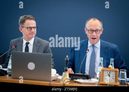 CDU Deutschlands - Bundesvorstandssitzung - Auftaktbilder - Carsten Linnemann, Generaksekretär, Friedrich Merz, Parteivorsitzender von linksCDU Deutschlands - Bundesvorstandssitzung - Auftaktbilder - Carsten Linnemann, Generaksekretär, Friedrich Merz, Parteivorsitzender von links, Berlin Berlin Deutschland Konrad-Adenauer-Haus *** CDU Deutschlands Bundesvorstandssitzung Auftaktbilder Carsten Linnemann, Secretary General, Friedrich Merz, Party Chairman from left CDU Deutschlands Bundesvorstandssitzung Auftaktbilder Carsten Linnemann, Secretary General, Friedrich Merz, Party Chairman from left , Stock Photo