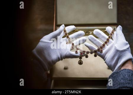 Turnov, Czech Republic. 06th Nov, 2023. Start of exhibition of luxurious set of garnet jewellery made on occasion of 70th anniversary of company Granat Turnov, to last until Dec 10 in Museum of Bohemian Paradise in Turnov, Czech Republic, November 6, 2023. Credit: Radek Petrasek/CTK Photo/Alamy Live News Stock Photo