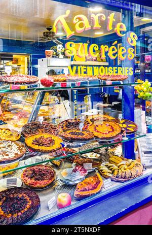 Specialist cake, gateaux and tart shop in Montmartre,; Paris 18, France. Stock Photo