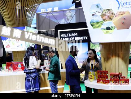 Shanghai. 6th Nov, 2023. People visit the booth of Vietnam at the 6th China International Import Expo (CIIE) in east China's Shanghai, Nov. 6, 2023. The 6th China International Import Expo is held here from Nov. 5 to 10, with Honduras, Serbia, Vietnam, South Africa and Kazakhstan as its five guest countries of honor. Credit: Fang Zhe/Xinhua/Alamy Live News Stock Photo