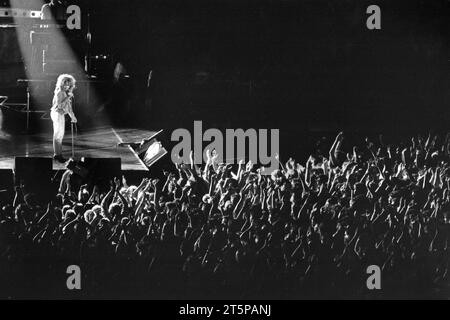 RECORD DATE NOT STATED Die amerikanische Sängerin Tina Turner bei einem Auftritt in der Schleyerhalle Stuttgart in den 1980er Jahren Credit: Imago/Alamy Live News Stock Photo