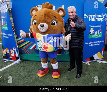 06.11.2023. Düsseldorf. Die UEFA EURO 2024 wird - getreu dem städtischen Motto Everybody s Heimspiel - zu einem Fußballfest für alle Düsseldorferinnen und Düsseldorfer. Die UEFA EURO 2024 soll auch über das Turnier hinaus nachhaltig sichtbare Spuren in der Stadt hinterlassen. Aus diesem Grund besucht Peter Frymuth Vizepräsident des Deutschen Fußballbundes und Präsident des Fußballverbandes Niederrhein über 150 Nachwuchskickerinnen und -kicker beim SV Wersten. Hier mit Maskottchen Albärt. Düsseldorf Wersten Nordrhein-Westfalen Deutschland *** 06 11 2023 Düsseldorf The UEFA EURO 2024 will be a s Stock Photo