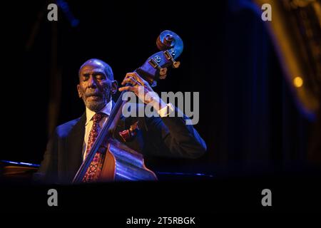 Oslo, Norway. 05th, November 2023. Ron Carter - Foursight Quartet perform a live concert at Cosmopolite in Oslo. Here composer and jazz double bassist Ron Carter is seen live on stage. (Photo credit: Gonzales Photo - Tord Litleskare). Stock Photo