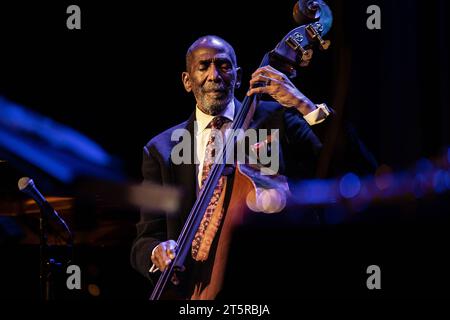 Oslo, Norway. 05th, November 2023. Ron Carter - Foursight Quartet perform a live concert at Cosmopolite in Oslo. Here composer and jazz double bassist Ron Carter is seen live on stage. (Photo credit: Gonzales Photo - Tord Litleskare). Stock Photo