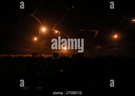 Gaza City, Palestinian Territories. 06th Nov, 2023. Flares, fired by Israeli army (IDF), light up the sky in Gaza City. According to the Israli's military, Israeli ground troops are already deployed 'deep in Gaza City.' Credit: Motasem Mortaja/dpa/Alamy Live News Stock Photo