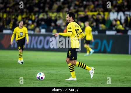 Dortmund, Signal-Iduna-Park, 04.11.23: Mats Hummels (Dortmund) am Ball beim 1. Bundesliga Spiel Borussia Dortmund vs. FC Bayern München. Stock Photo