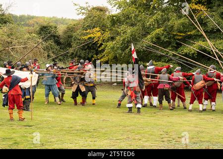 Opposing royalist and parliamentarian pikemen columns meeting at the  Siege of Basing House, English civil war reenactment, 16.09.23 Basingstoke Stock Photo