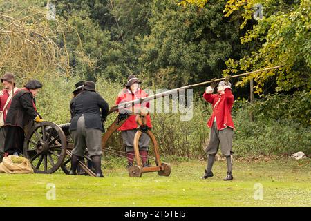 Using a ramrod to load a British flintlock wall / swivel gun on a mobile gun carriage, Siege of Basing House, English civil war, 16.09.23 Basingstoke Stock Photo