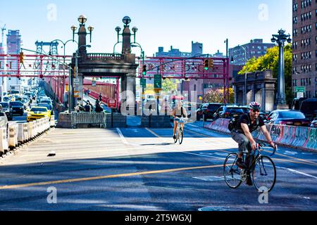 Cyclists crossing the Williamsburg Bridge from Brooklyn into Manhattan Stock Photo