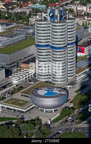 Der BMW-Turm. Der BMW-Vierzylinder, das Hauptverwaltungsgebäude des Fahrzeugherstellers BMW in München am Olympiapark. München Bayern Deutschland *** The BMW Tower The BMW four-cylinder, the main administration building of the vehicle manufacturer BMW in Munich at the Olympiapark Munich Bavaria Germany Copyright: xRolfxPossx Credit: Imago/Alamy Live News Stock Photo